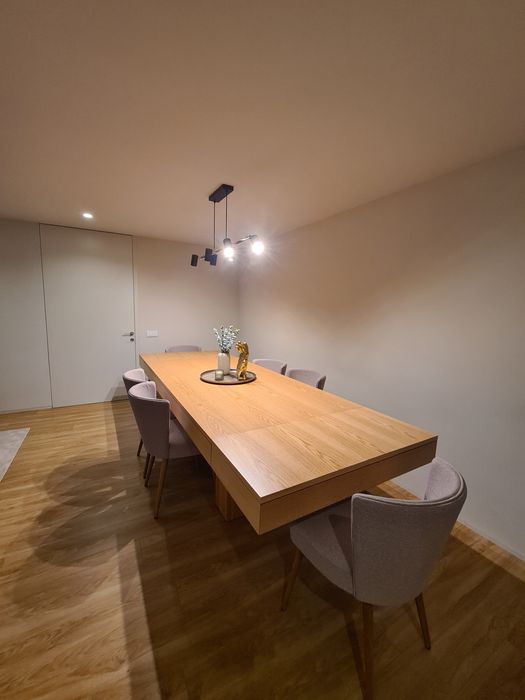 Conjunto mesa de jantar carvalho extensível + 8 cadeiras