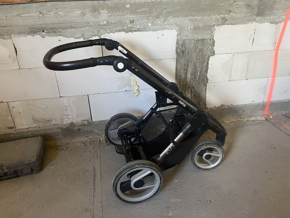 Zestaw Mutsy Evo i nosidełko z bazą Maxi Cosi