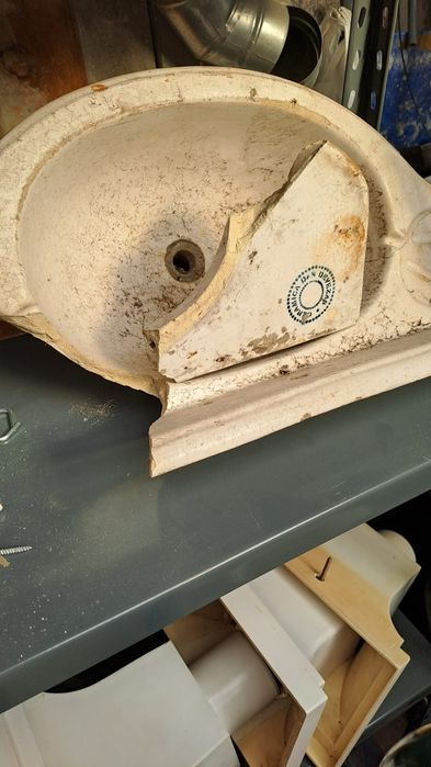 Lavatório da antiga fábrica de Cerâmica das Devezas