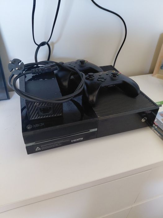Xbox One + 2 pady + UFC 4 + FIFA 19