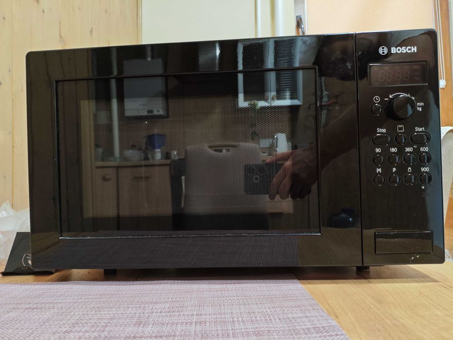 Мікрохвильова піч BOSCH з грилем, до 900W, 8 програм, легко чиститься