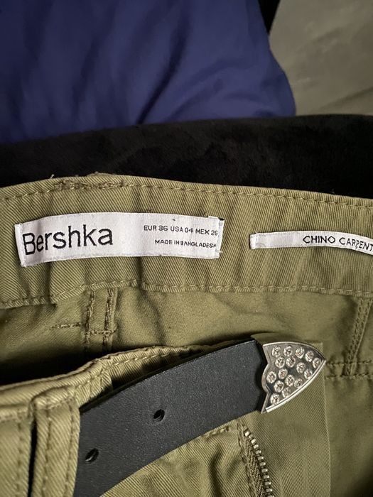 карго штани Bershka кольору хакі на низькій посадці