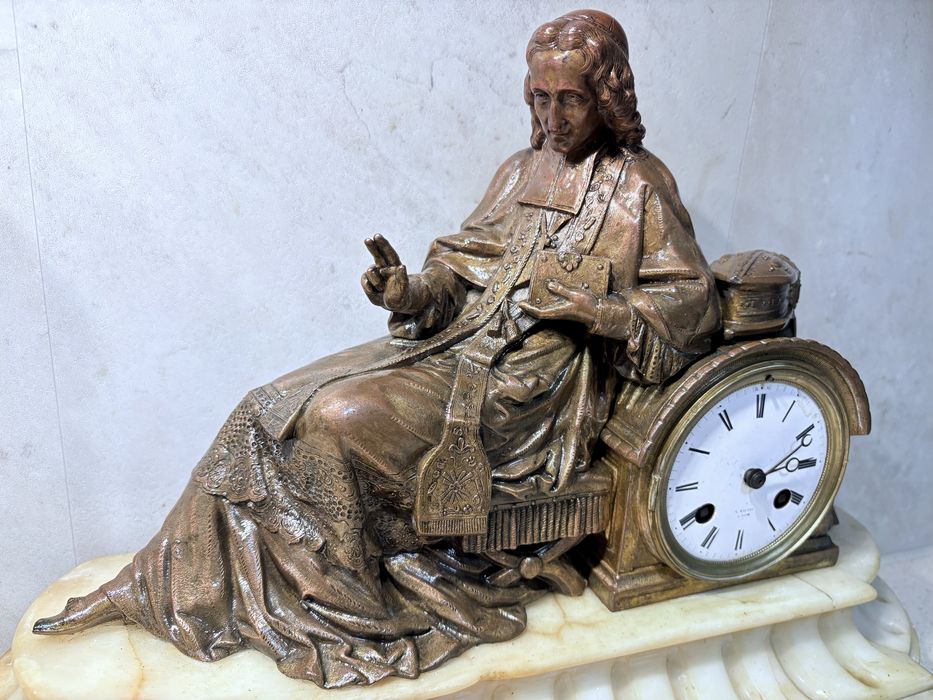 Raro antigo relógio de lareira francês V. Maugis com figura religiosa