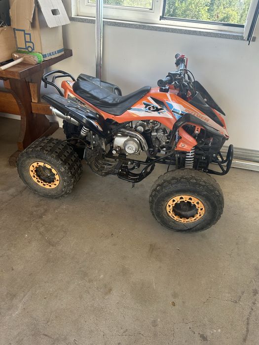 Vendo moto 4 em bom estado