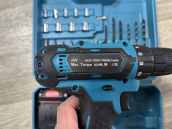 Шуруповерт  / 2 аккумулятора/ набор бит и свер / дрель