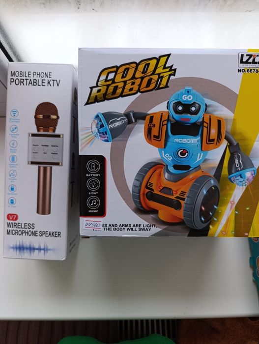 Дитячі іграшки.Дитячий мікрофон.Робот дитячийІграшки якими майже не гр