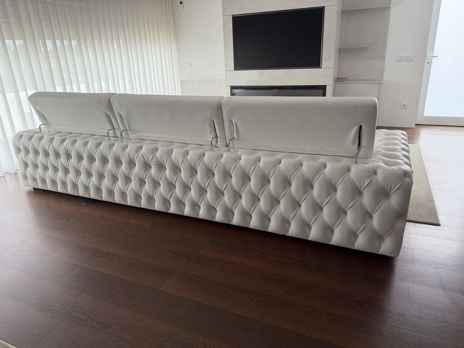Sofá de Luxo Branco – Design Moderno c/ Capitonê e Puff Independente