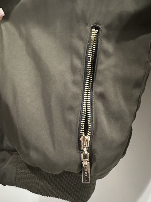 Zielona kurtka z zamkami