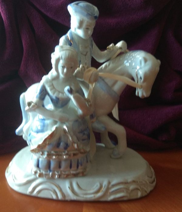 Porcelanowy jeździec na koniu z damą.