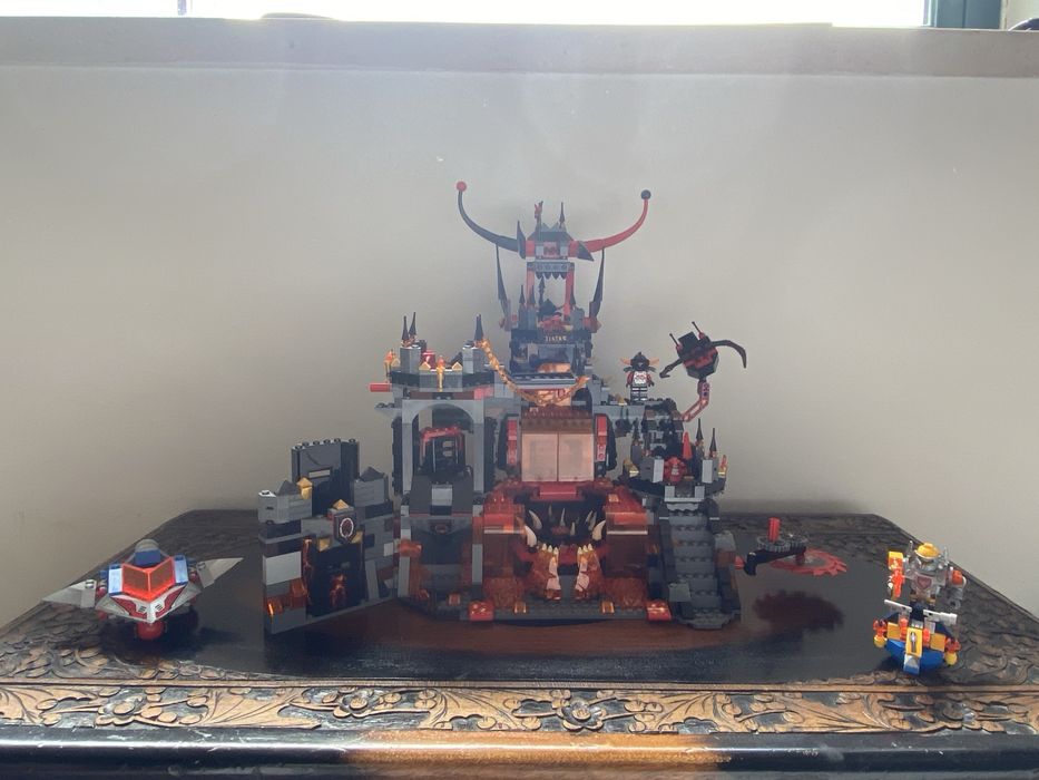 Lego nexo night “jester’s volcano lair” e tapete de jogo