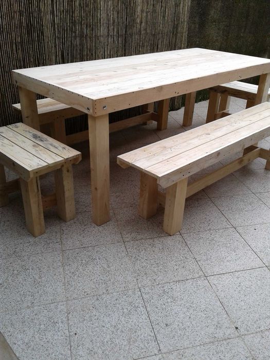 Mesa desmontável com bancos