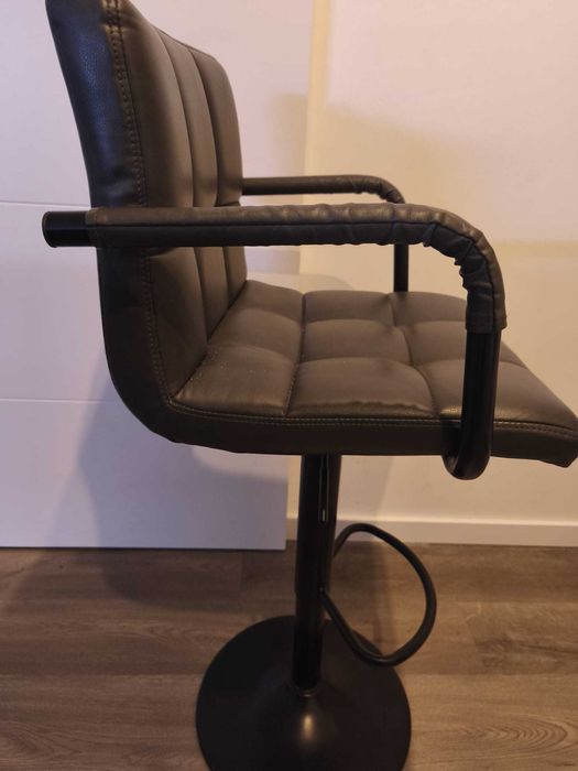 Mesa/balcão em pinho com conjunto de 6 Cadeiras pé alto