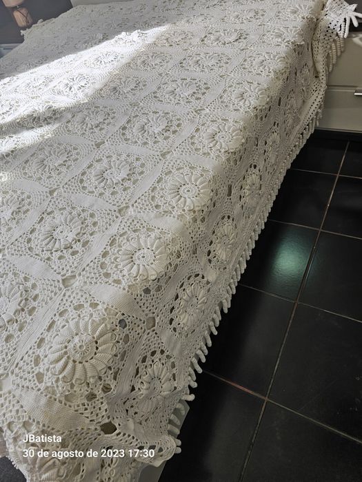 Colcha em renda, bastante trabalhada