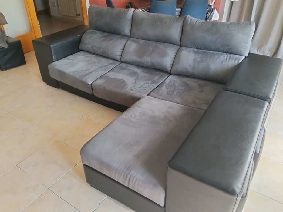 Sofá em Tecido c/ Chaise Longue + 4 puffs