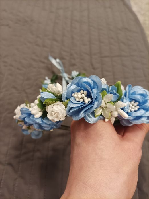 Opaska wianek i bransoletka kwiaty niebiesko białe