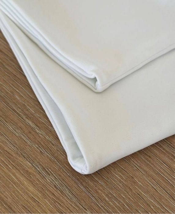 Майка біла жіноча на тонких бретелях