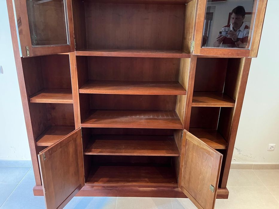 Móvel estante em madeira maciça