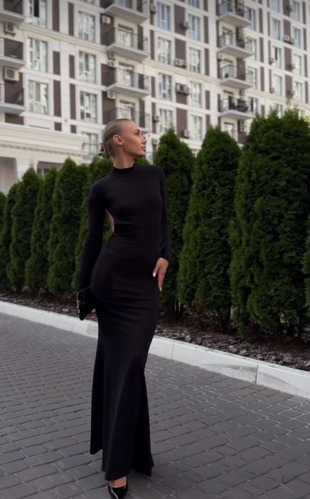 Чорна довга сукня з відкритою спинкою