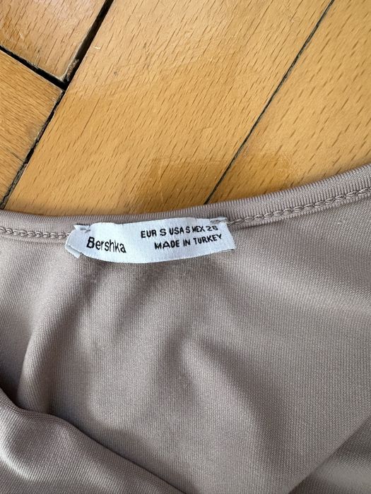 Długa obcisła sukienka na ramiączkach Bershka