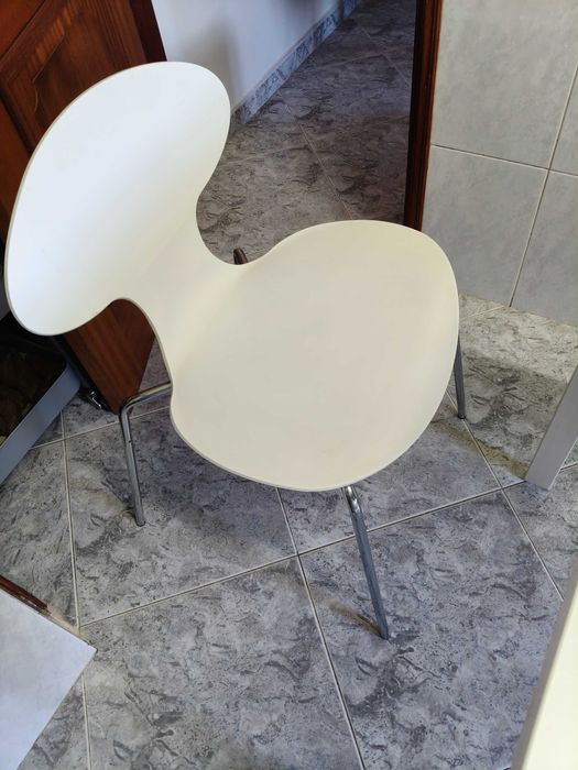Mesa de cozinha e 6 cadeiras em muito bom estado