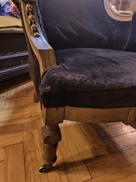 Stary fotel do renowacji