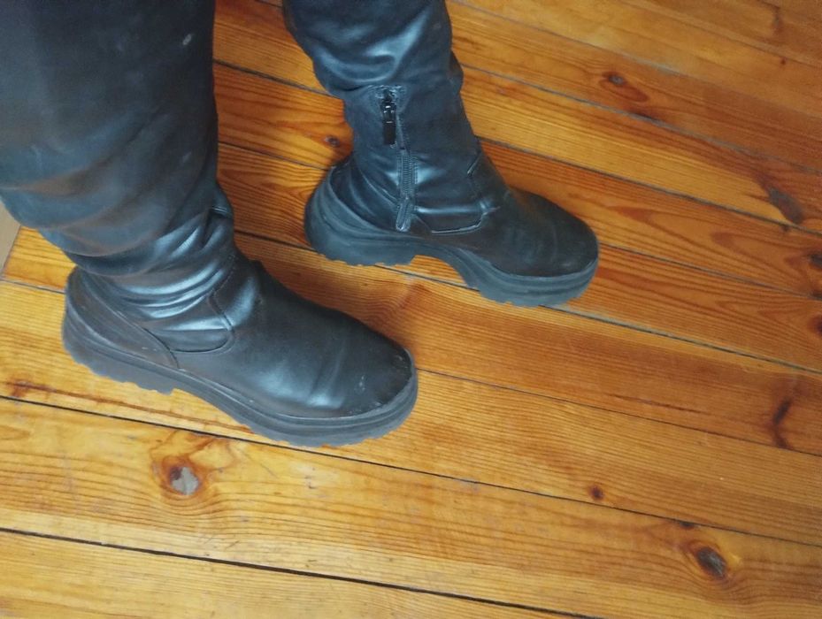 Czarne kozaki zimowe trapery