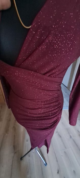 Dluga sukienka  z blyskiem z lewej strony draperowana.Nowa