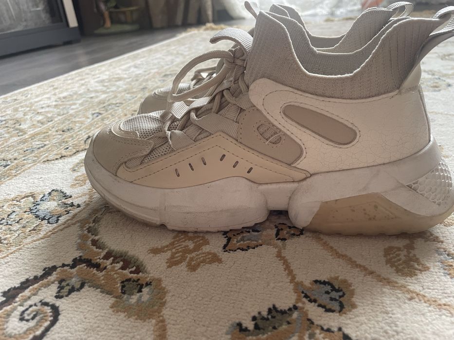 Кросівки жіночі стильні