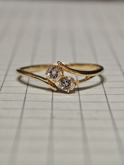 Золота каблучка, з діамантами, 750 проба.