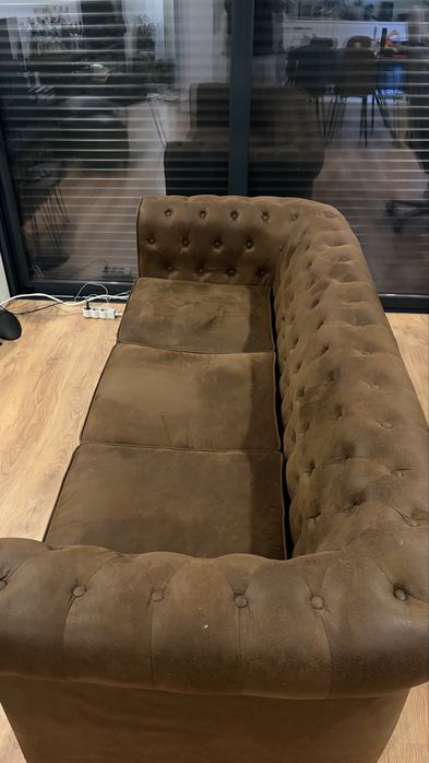 Sofá chesterfield camurça castanho