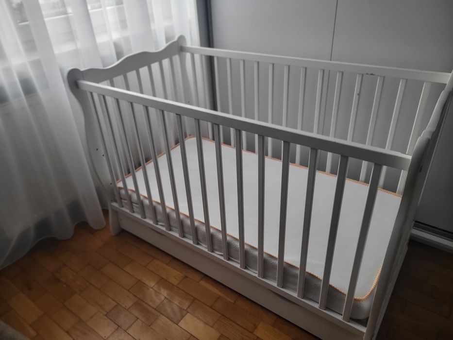 Łóżeczko dziecięce  białe