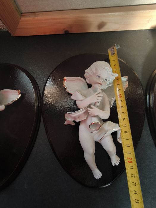 Conjunto de 3 quadros de anjos em madeira e porcel