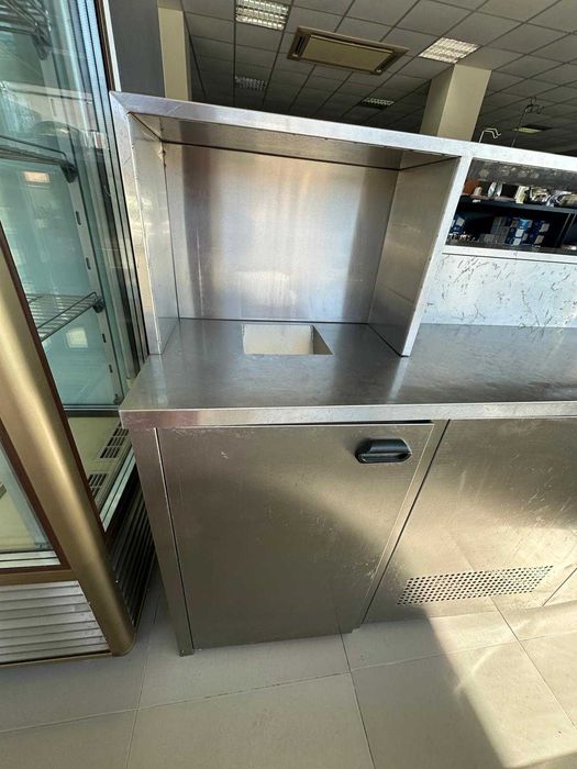 BALCÃO EM INOX COM ALÇADO E PORTAS – SISTEMA DE RECICLAGEM