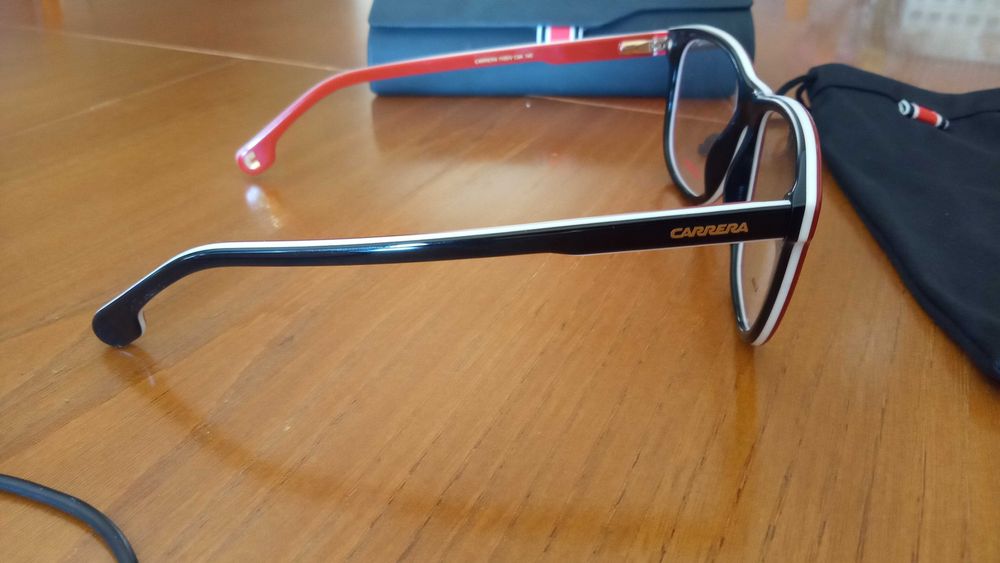 óculos- armação marca Carrera