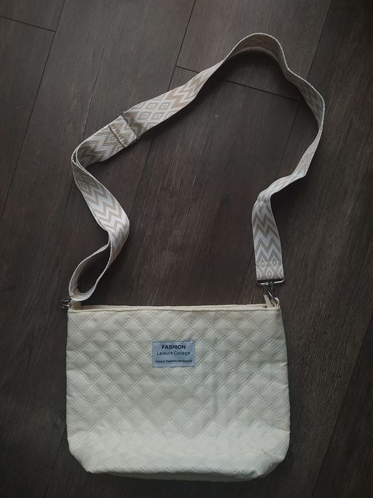Pikowana biała torba damska na ramię
