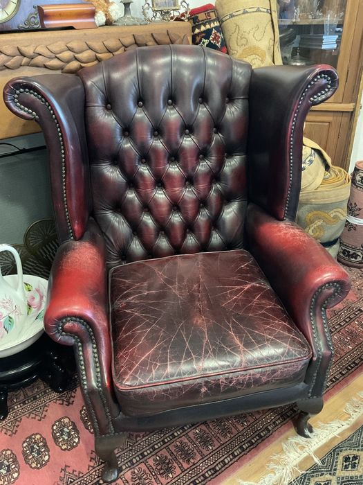 Cadeirao chesterfield cabedal castanho vintage ,discrição abaixo