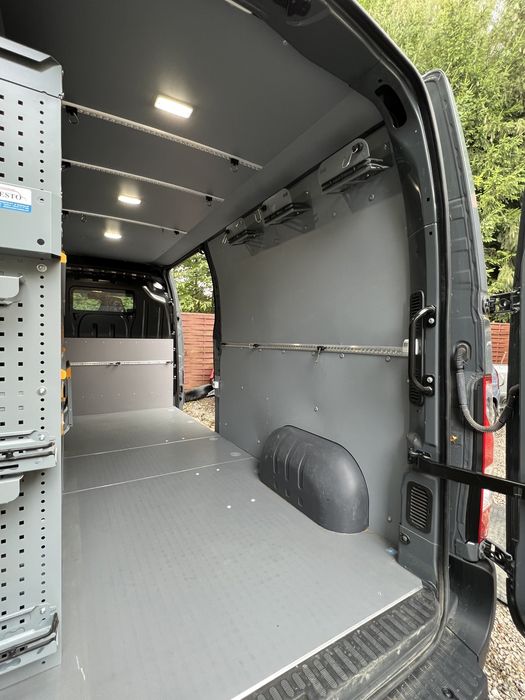 Szafka narzędziowa do busa tupu L3h2 dla elektryka, montera, hydraulik