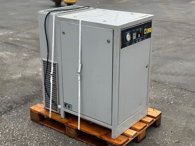 KOMPRESOR 7,5 KW śrubowy używany w obudowie