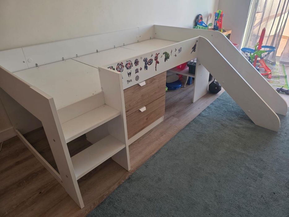 Vendo cama de criança. Nao inclui colchao