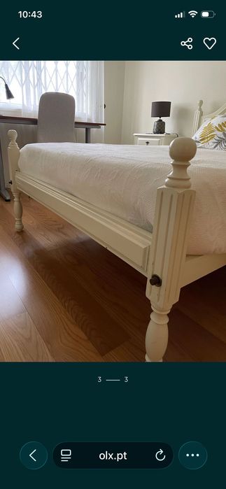 Cama lacada de branco e colchão ortopédico