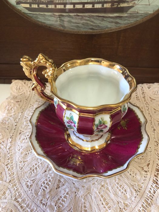 Chávena de porcelana francesa antiga