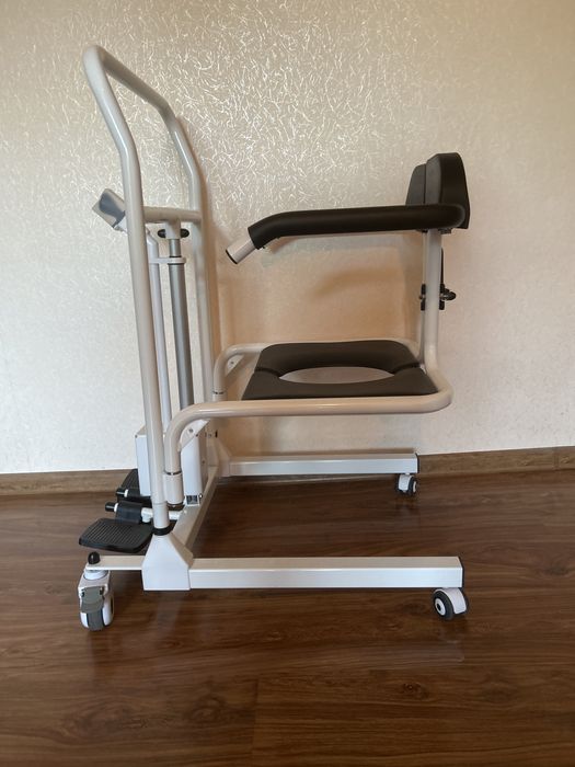 Wózek inwalidzki sanitarny elektrycznie podnoszony BMW02