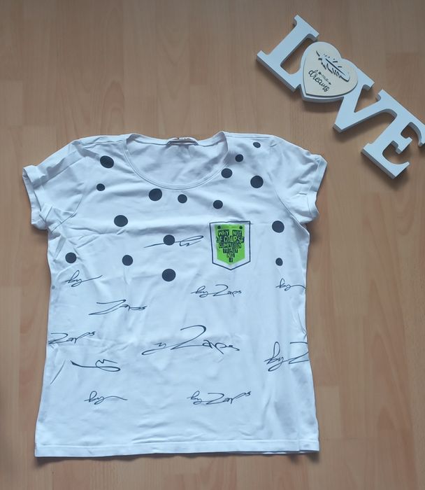 Biały T-shirt ZAPS w grochy i napisy z neonową kieszonką, rozm. 40 (L)