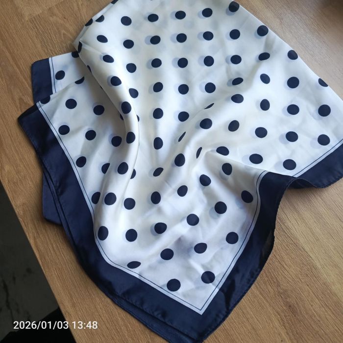 Nowa apaszka jak z jedwabiu 70 cm śmietankowa w czarny groszki