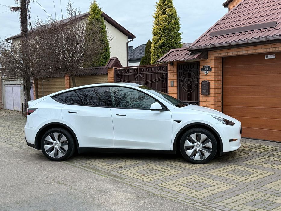 Продаю Tesla model Y