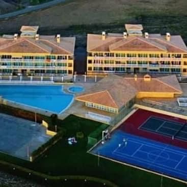 Apartamento para ferias  com piscina e campo de tenis em Sta Cruz