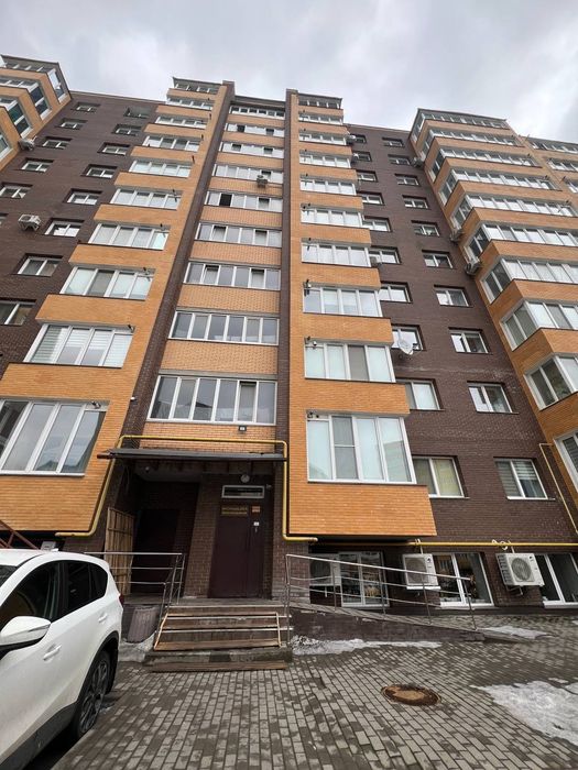 Велика двокімнатна квартира в новобудові з частковим ремонтом