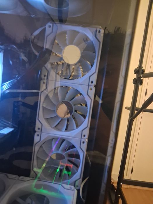 Só vendo as 6 ventoinhas brancas porque quero umas pretas para combinar com a minha caixa preta do PC. De resto, são brutais e têm um RGB incrível!
