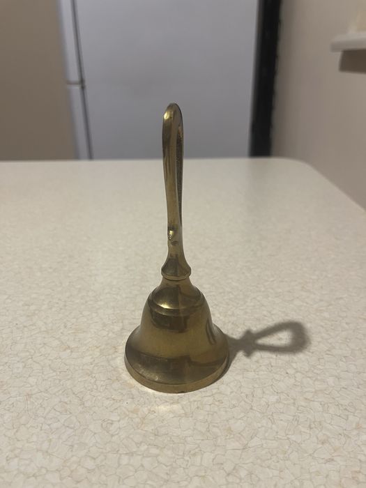 Mosiężny dzwonek z rączką 14 cm wysokości