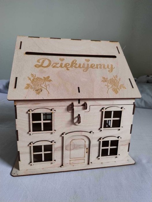 Drewniany domek na koperty zamykany na kłódkę wesele